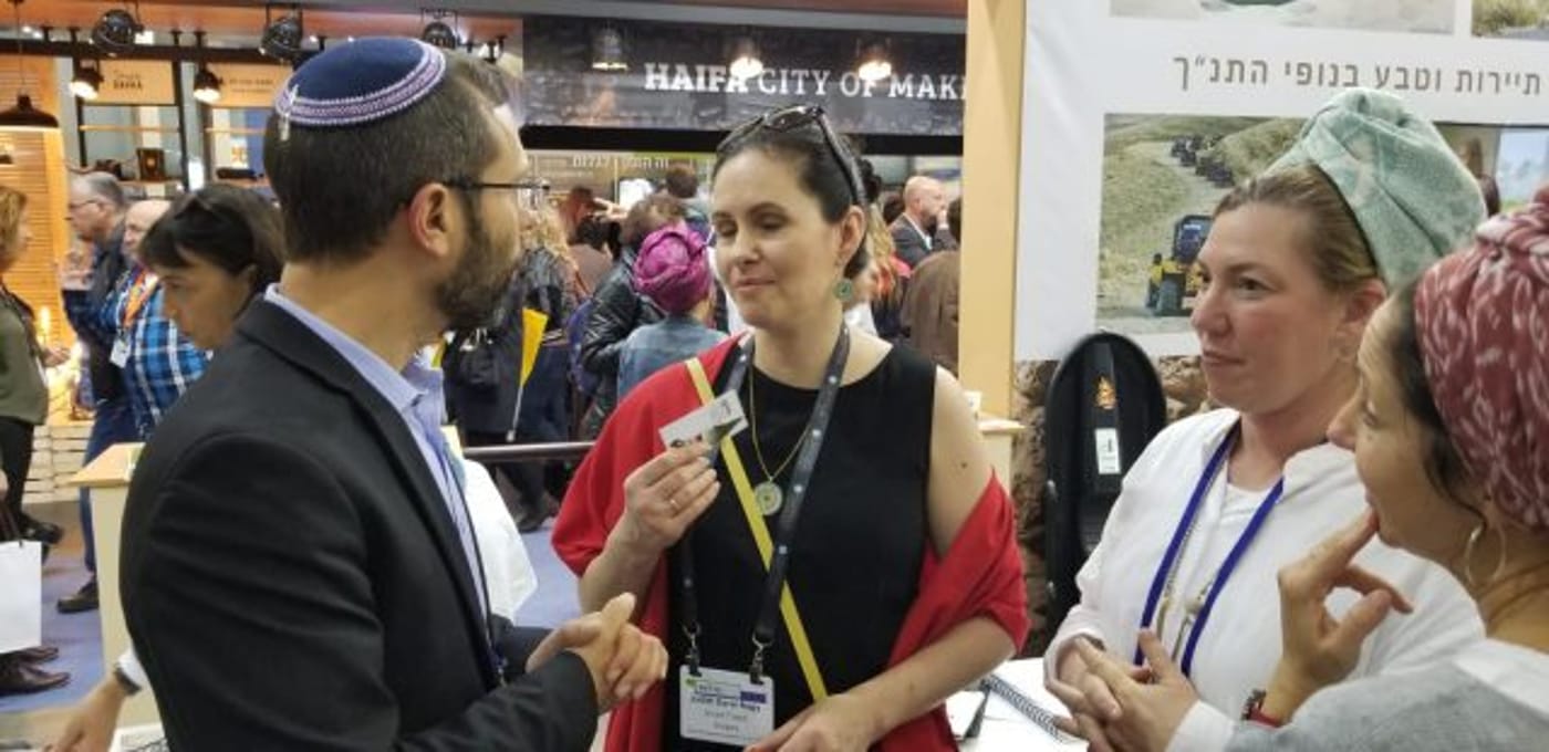 בתמונה יהודית מספרת בהתרגשות על הנס שקרה לה לראש המועצה ישראל גנץ. (קרדיט דוברות בנימין)