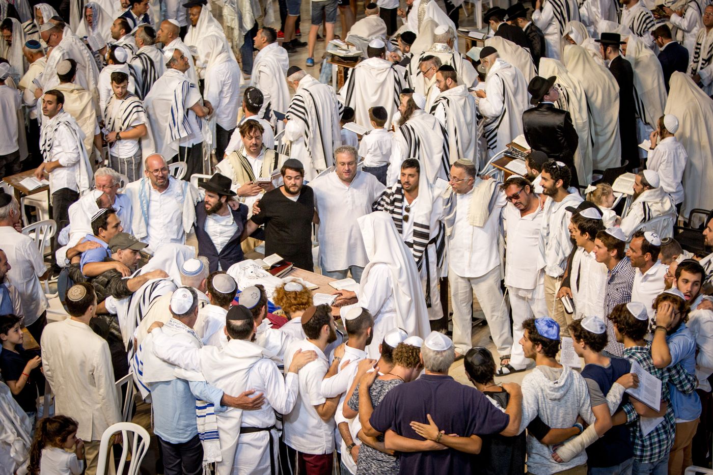 הרב אבינר: גבר שהתחתן עם גבר לא מצטרף למניין
