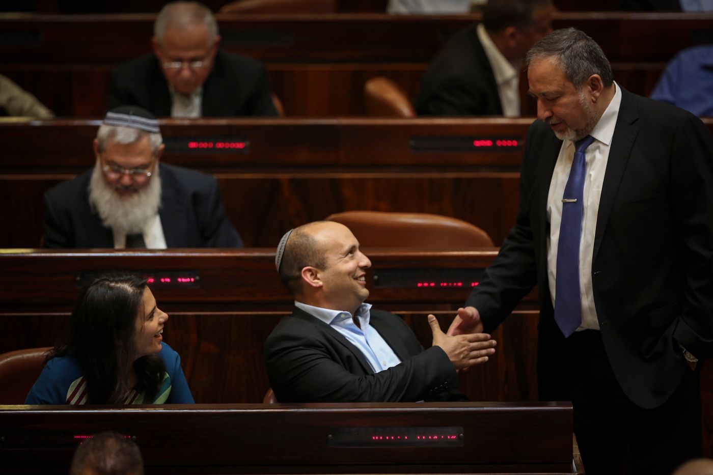 בנט ושקד חתמו על הסכם עודפים עם ליברמן