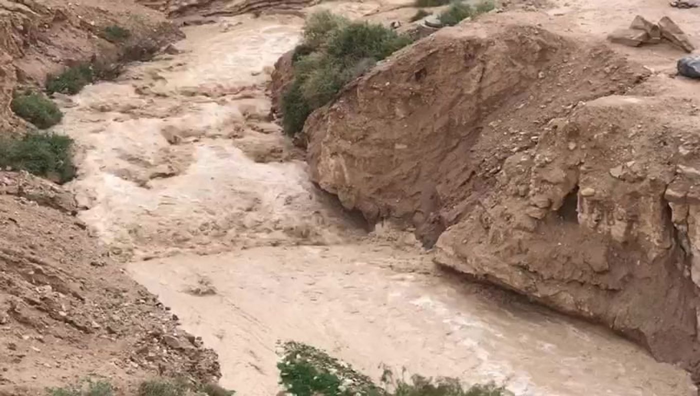 צפו בתיעוד: חילוץ דרמטי לרכבים שנתקעו בשיטפון