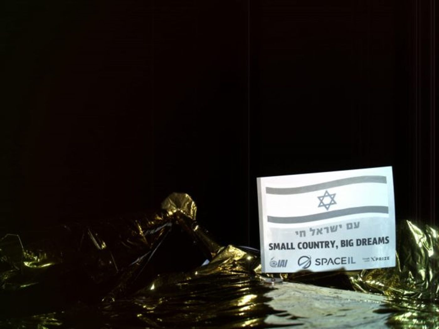 בתמונה רואים לראשונה את הלוח המתקן על גבי החללית עםדגל ישראלעם ישראל חיSmall country Big dreams. (באדיבות SpaceIL)