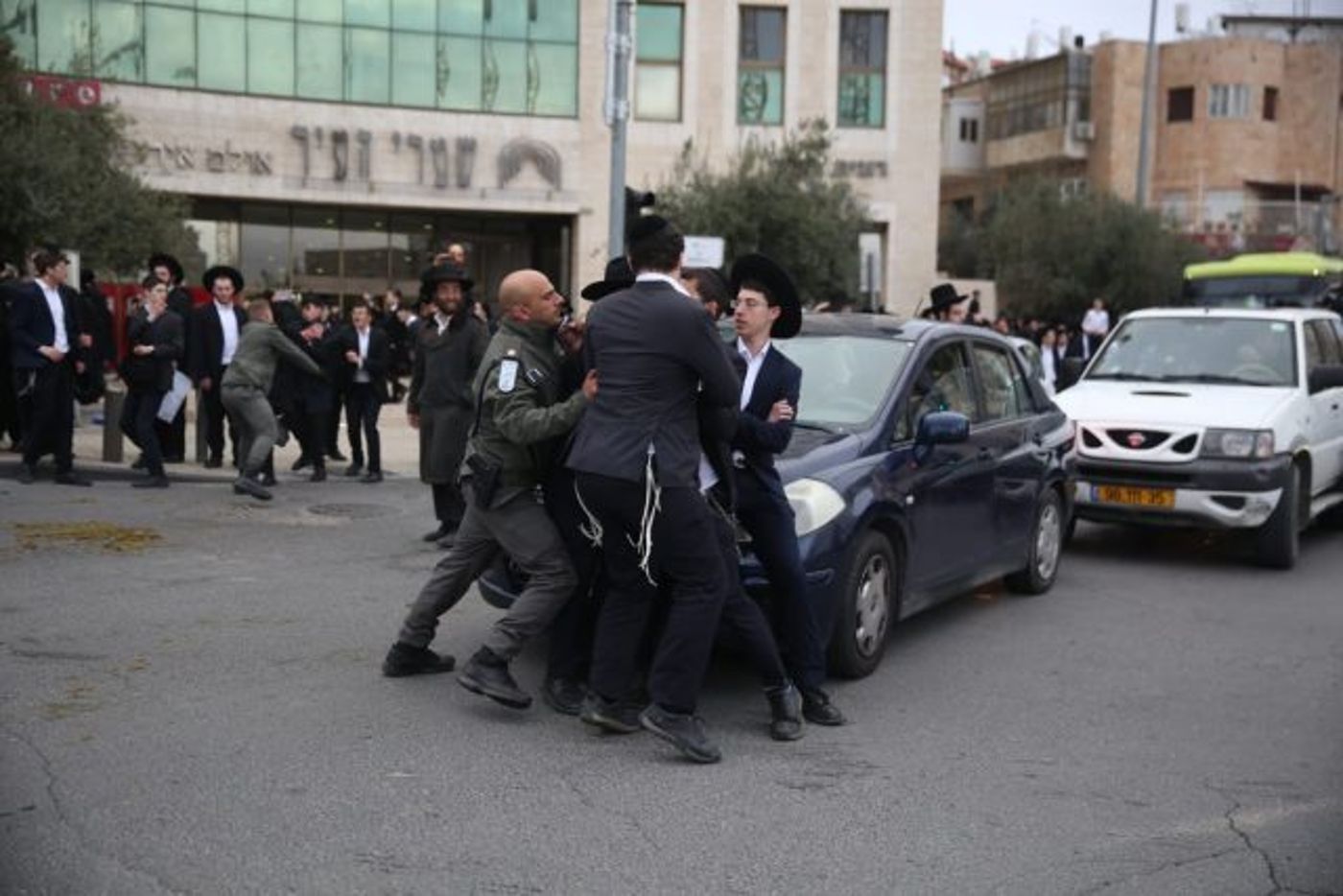 עימותים, חסימות וקללות: 30 נעצרו במחאת החרדים