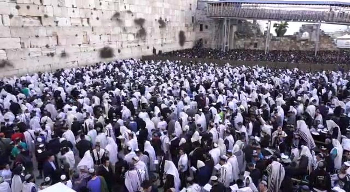 רבבות בכותל: "עם ישראל רוצה כותל אחד לעם אחד"