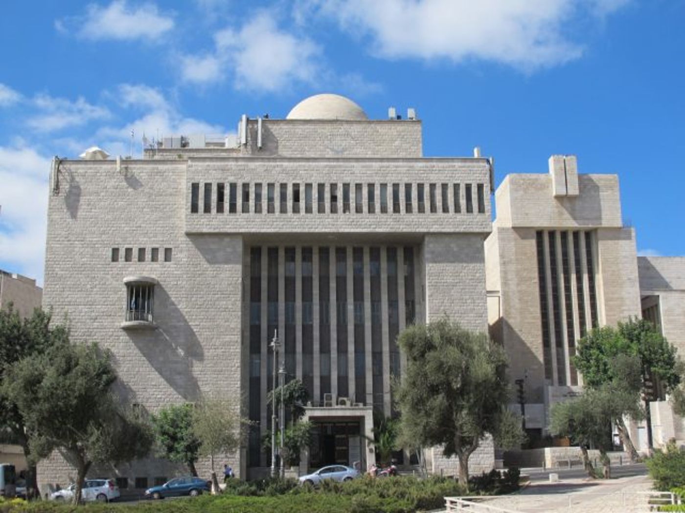 קמפוס היכל שלמה בו נחנך האודיטוריום ע"ש מנחם פריבס.