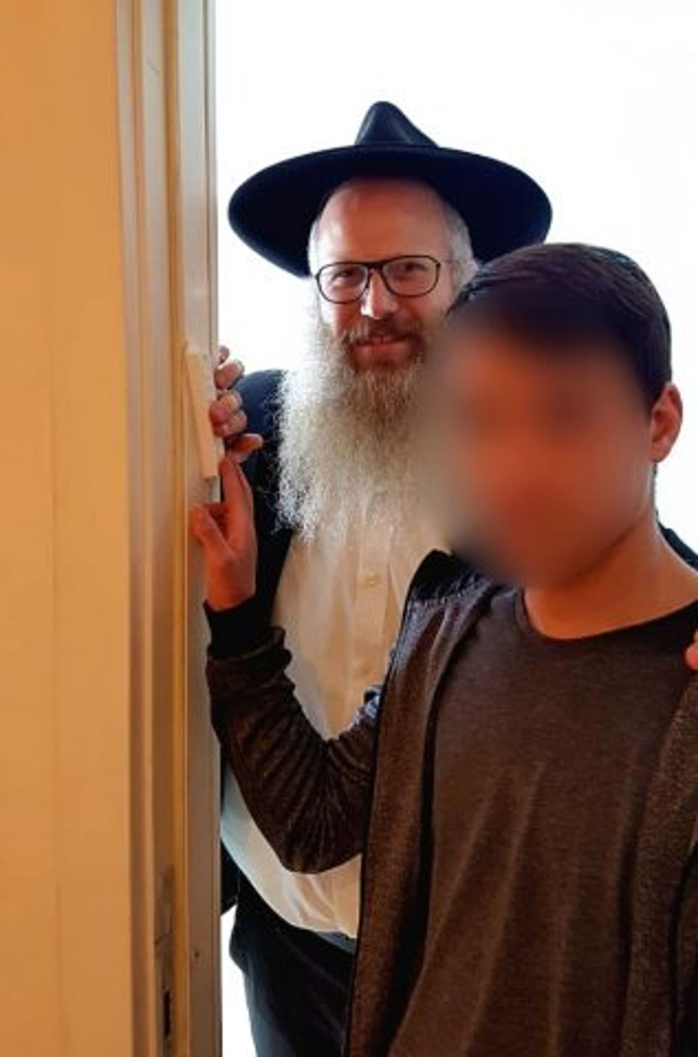 הצעיר מהכפר הערבי קבע מזוזה בדירתו