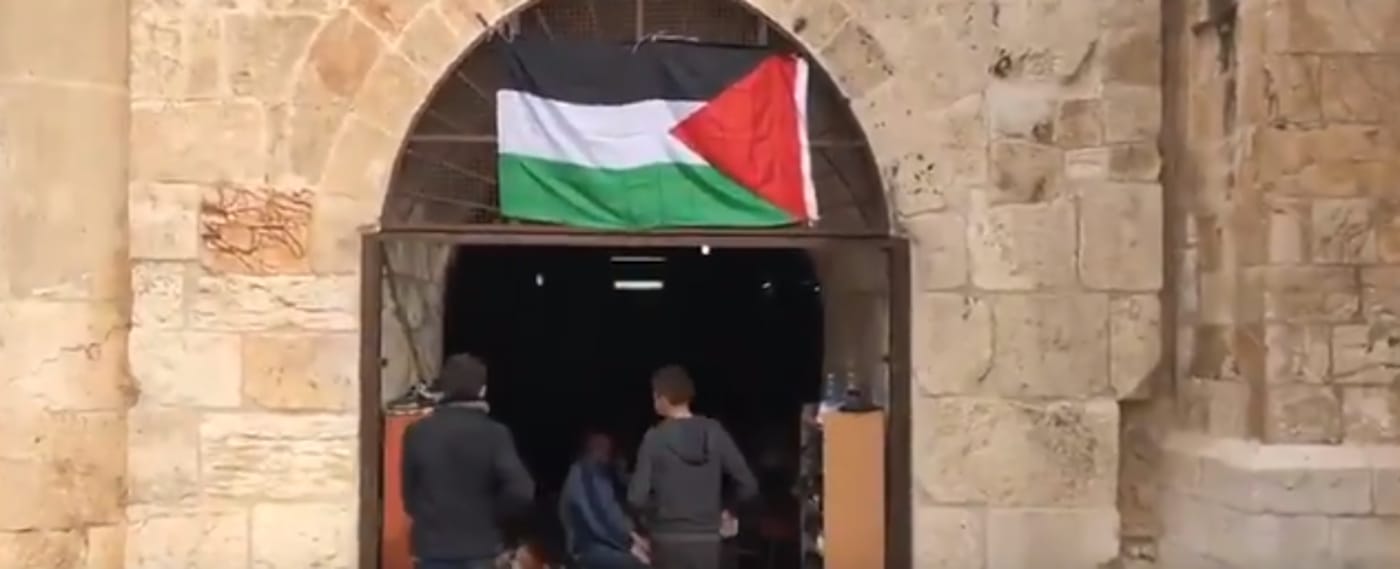 מקומם: דגל פלסטין במבנה המריבה בשער רחמים