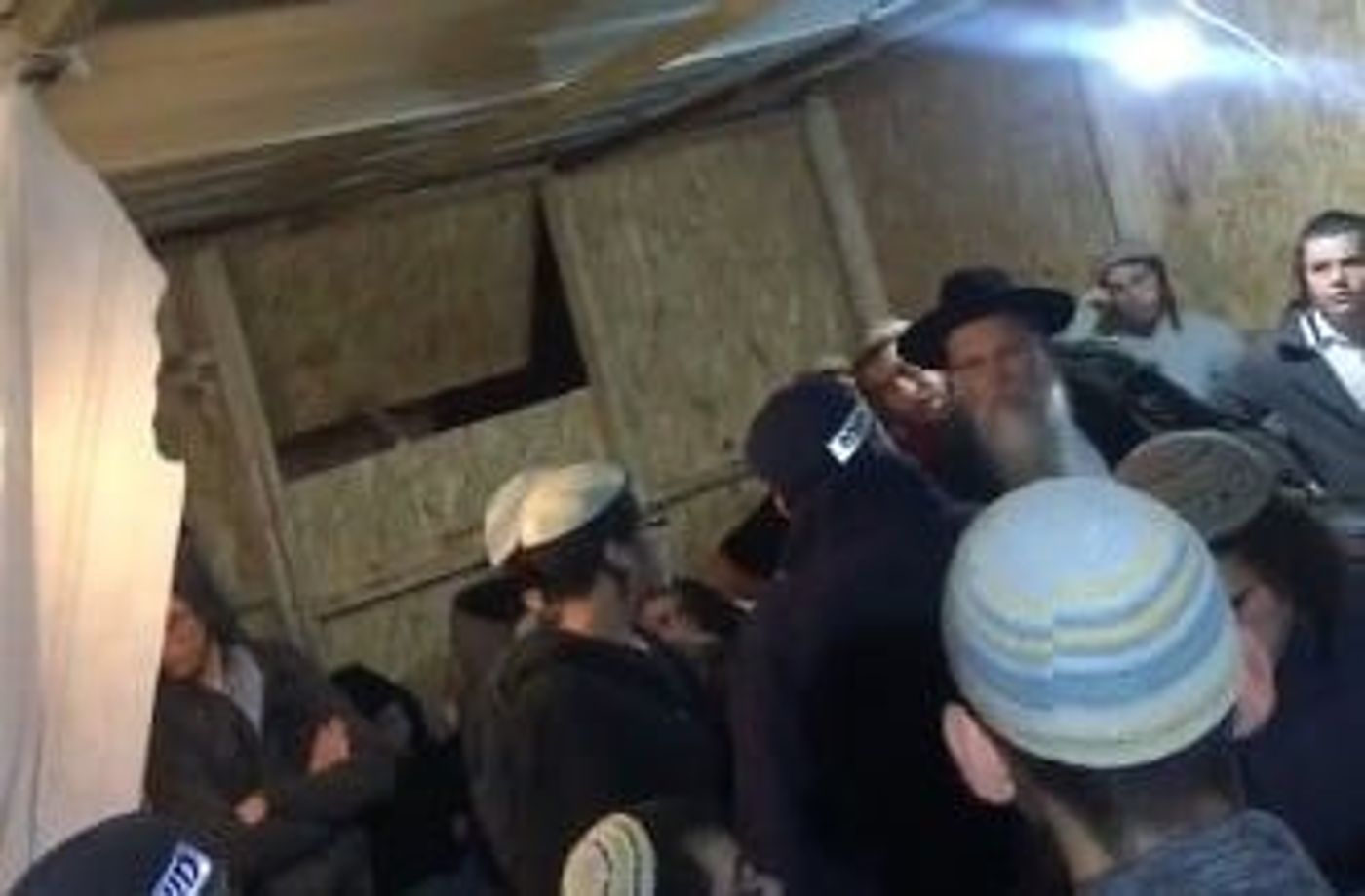 שוטרים פרצו לשיעור של הרב דב ליאור. צפו