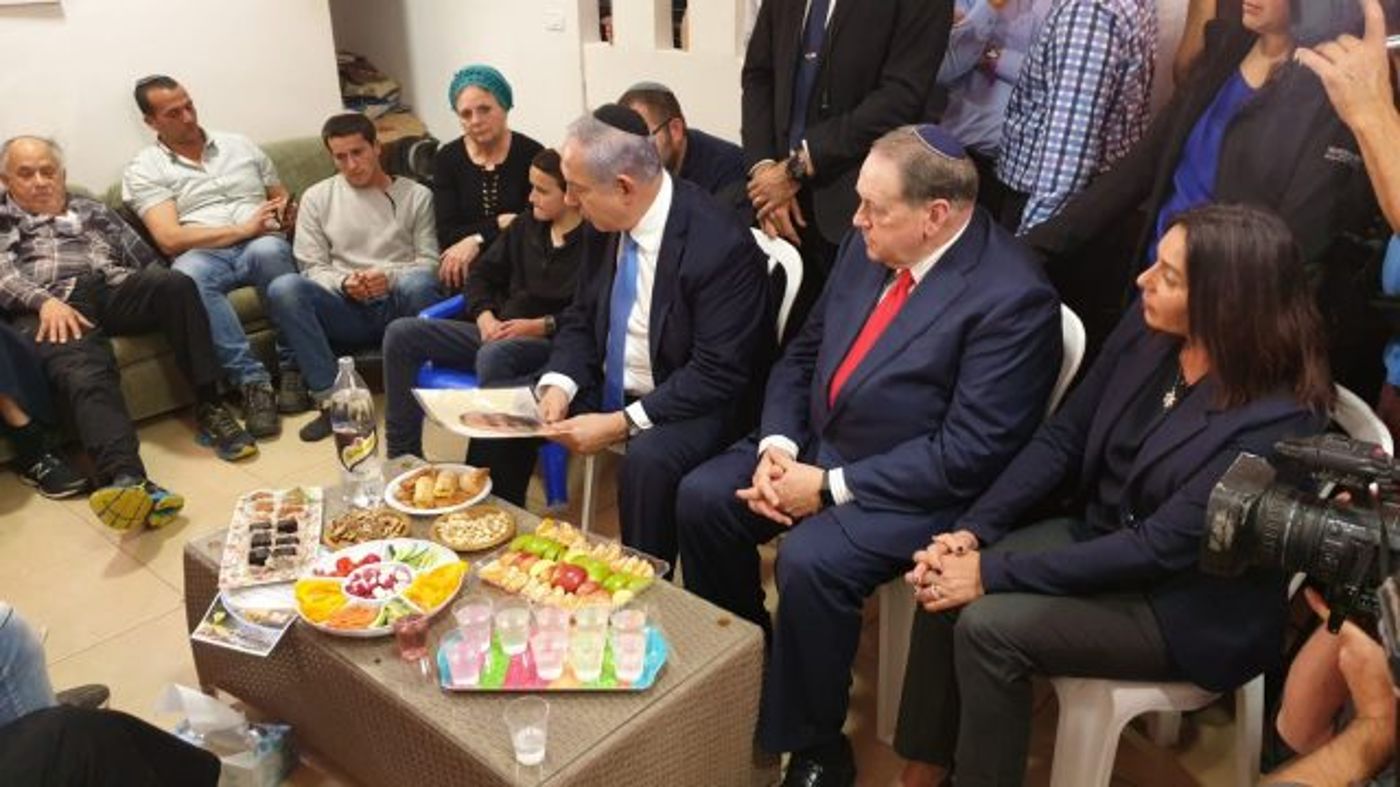 ראש הממשלה נתניהו בבית משפחת הרב אחיעד אטינגר הי"ד בעלי (חיים צח,לע"ם)