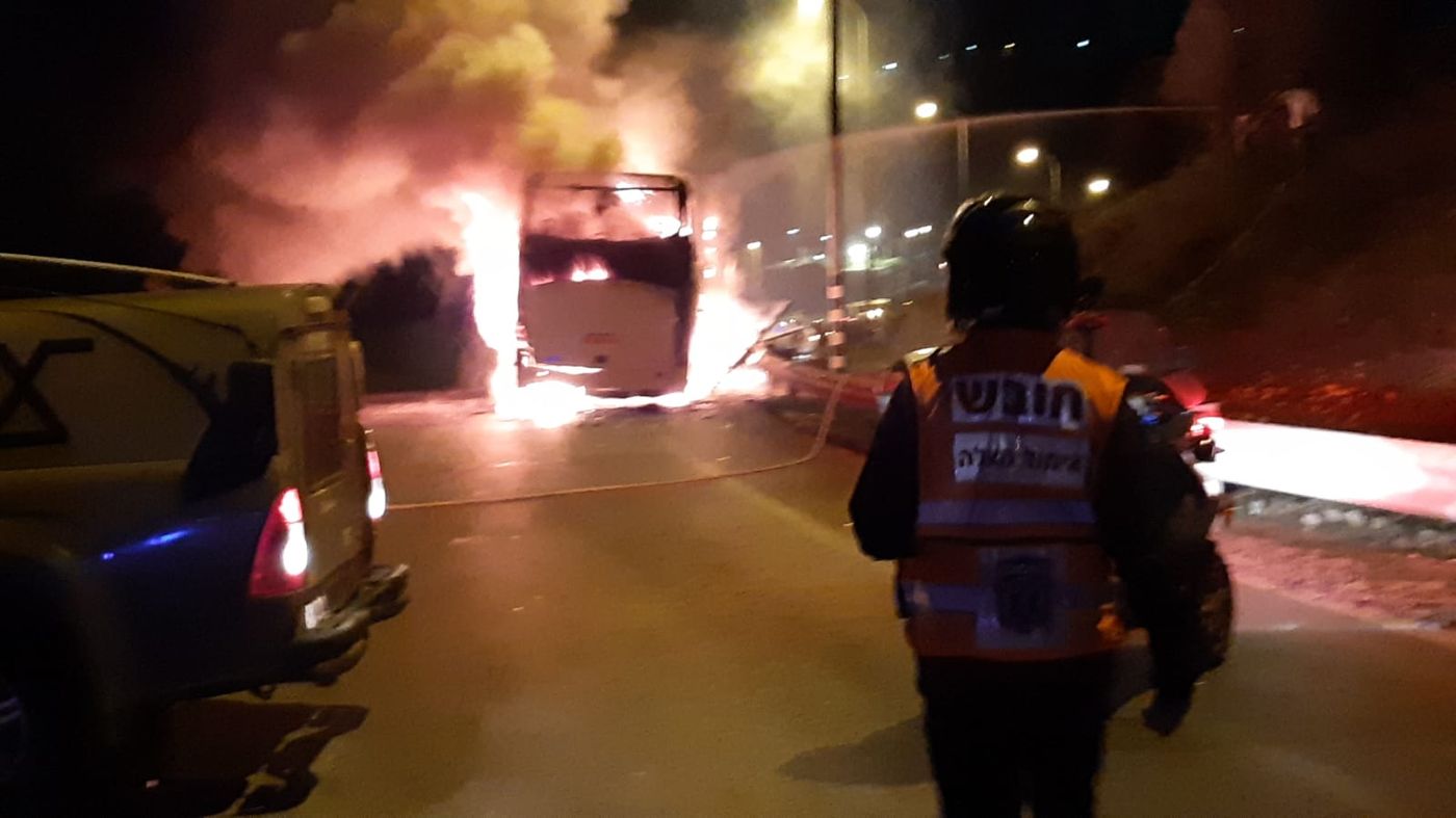 מחבלים יידו בקבוק תבערה; האוטובוס עולה באש