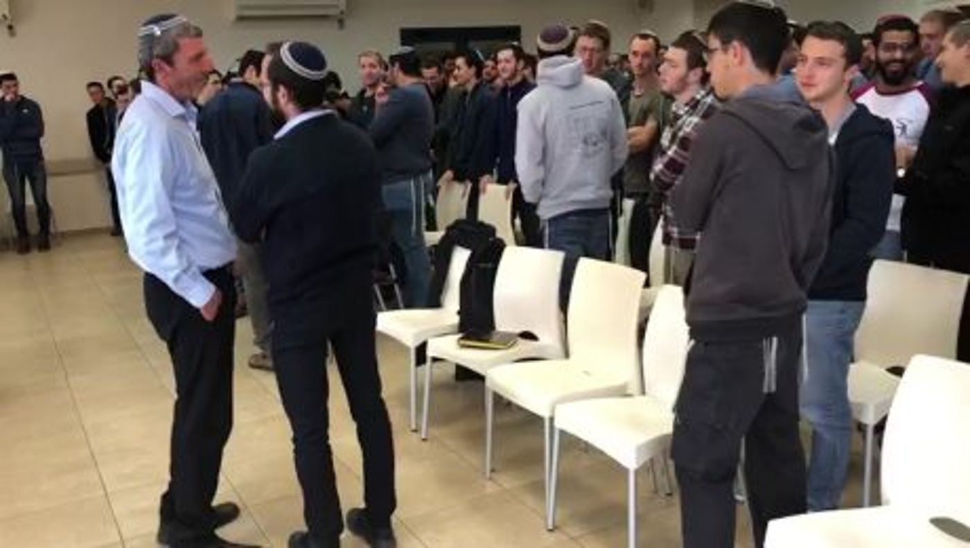 הרב פרץ בשיחה עם תלמידים במכינה בעלי בשבוע שעבר (באדיבות המצלם)