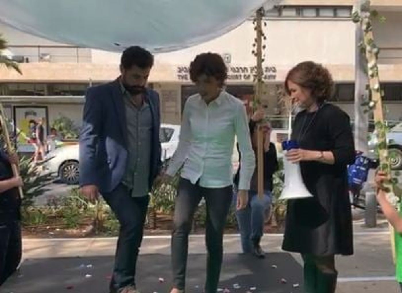 מיכל רוזין "חיתנה" את תמר זנדברג ובן זוגה. צפו