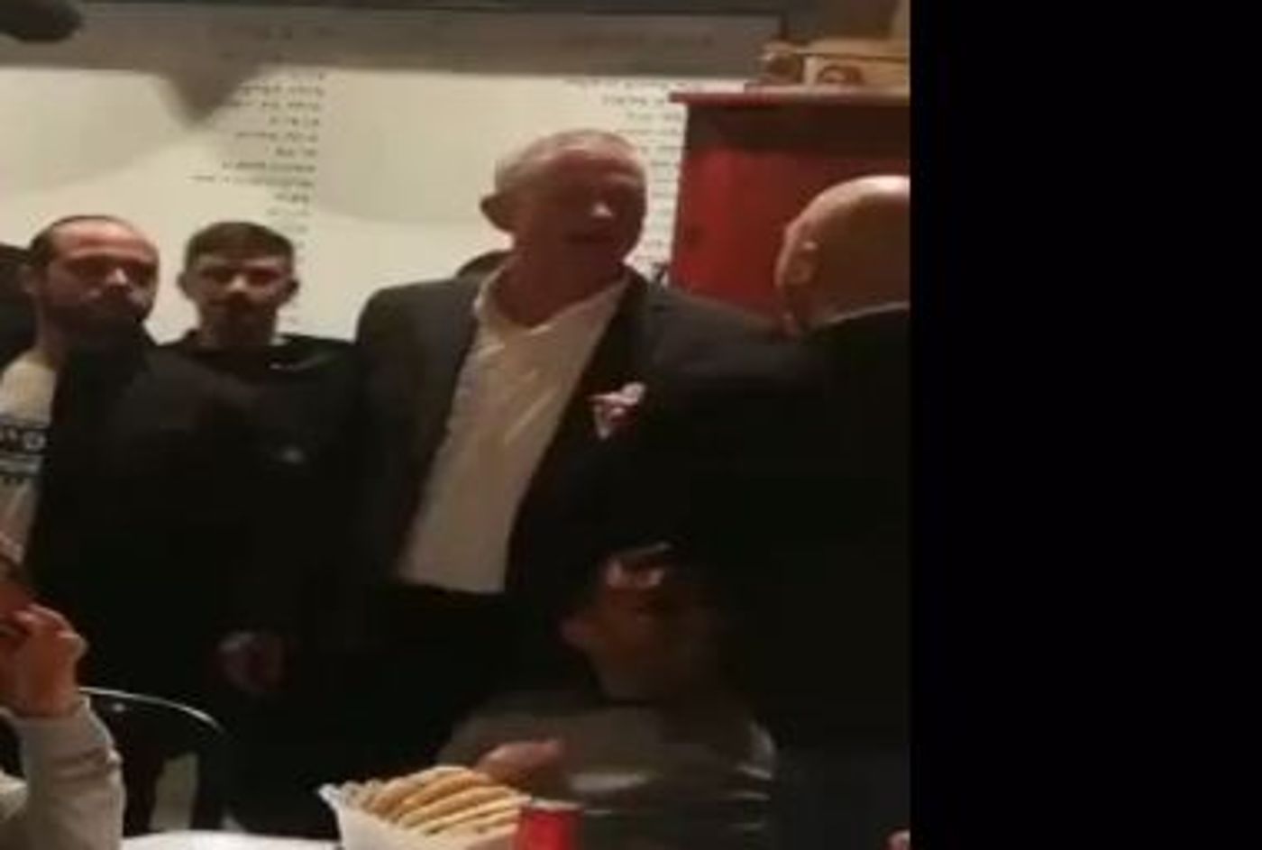 גנץ הגיע לשוק וקיבל קריאות "היידה ביבי". צפו