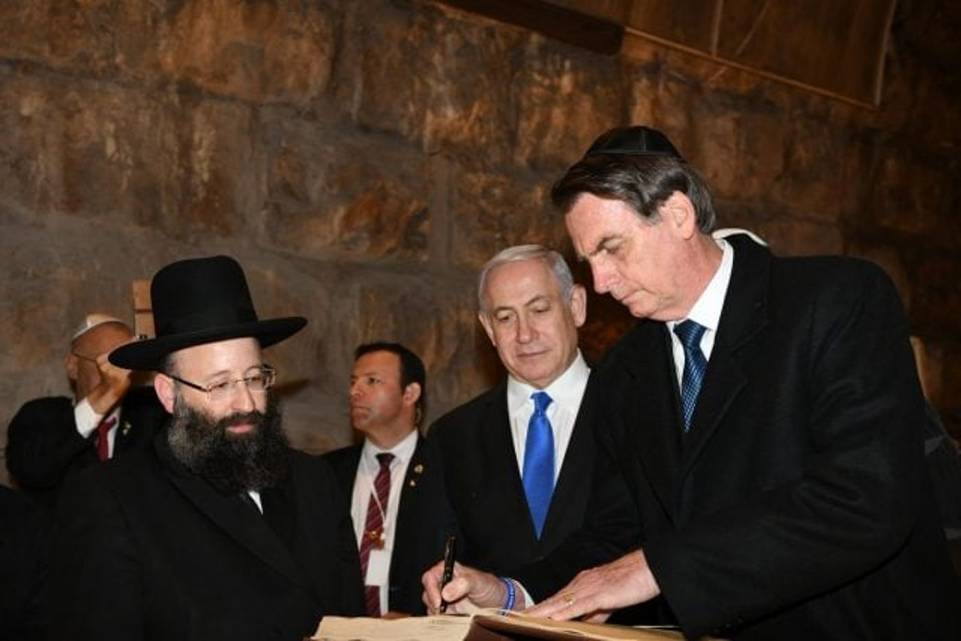עם רב המקומות הקדושים במנהרות הכותל
