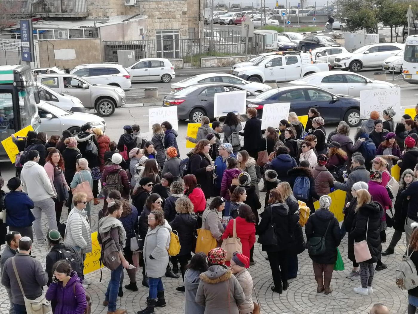 מאות עוסי"ם חוסמים את הכניסה לירושלים
