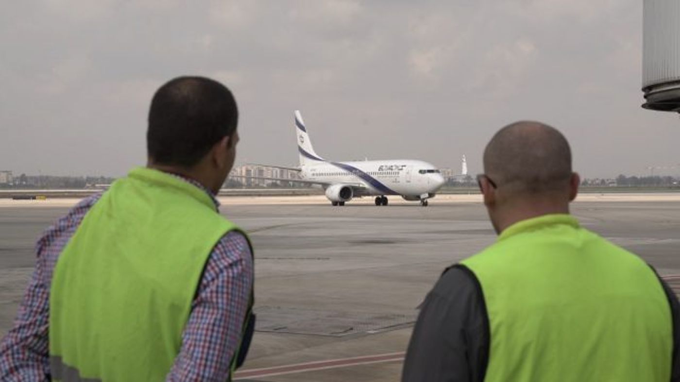 מימין מפקד מבצע ״זמר נוגה״ מאגף המודיעין, אלוף-משנה א׳ וראש מחלקת שבויים ונעדרים באגף המודיעין, סגן-אלוף אבי כאלו