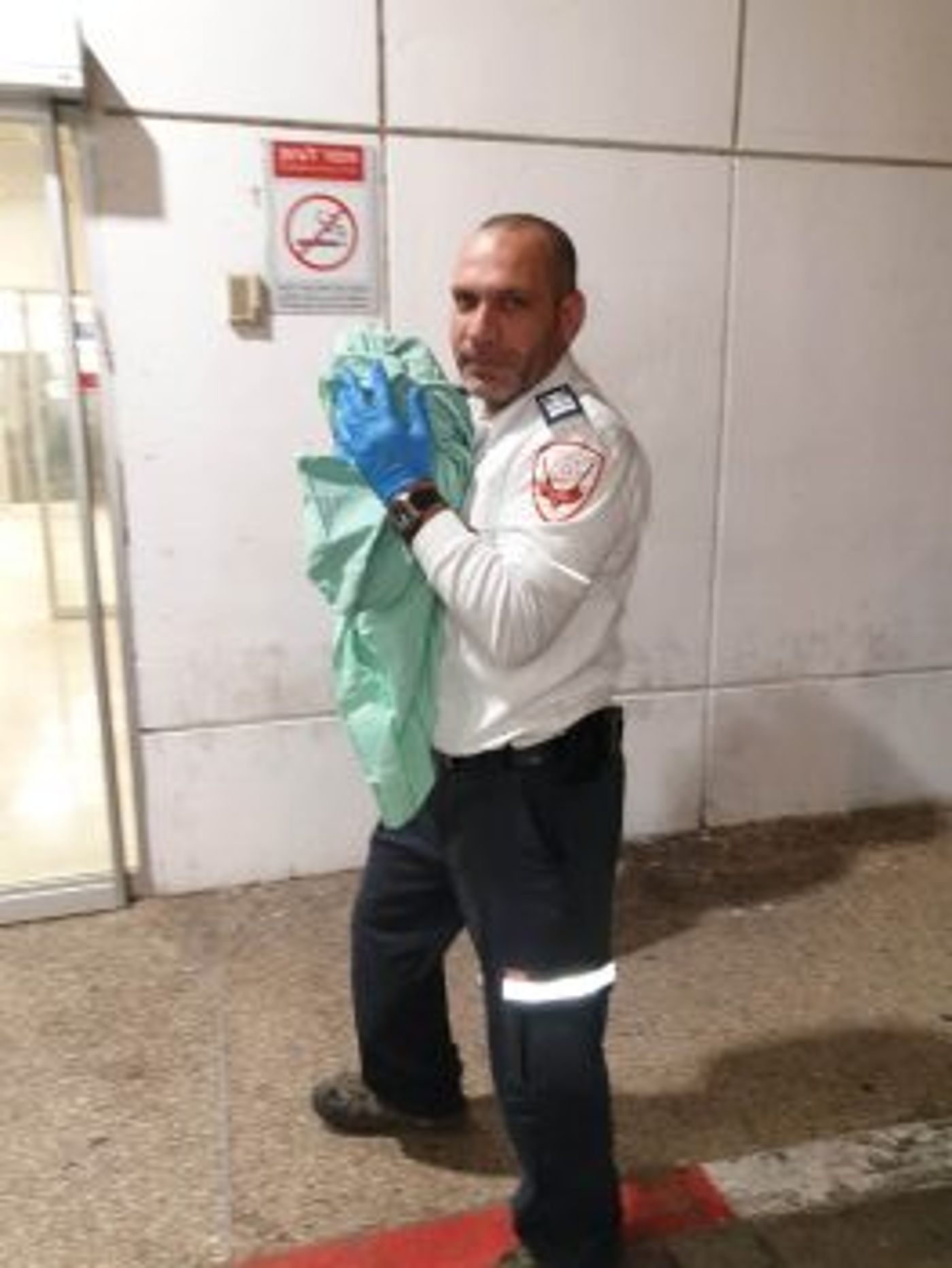 החובש שמע צעקות ויילד את האישה במונית