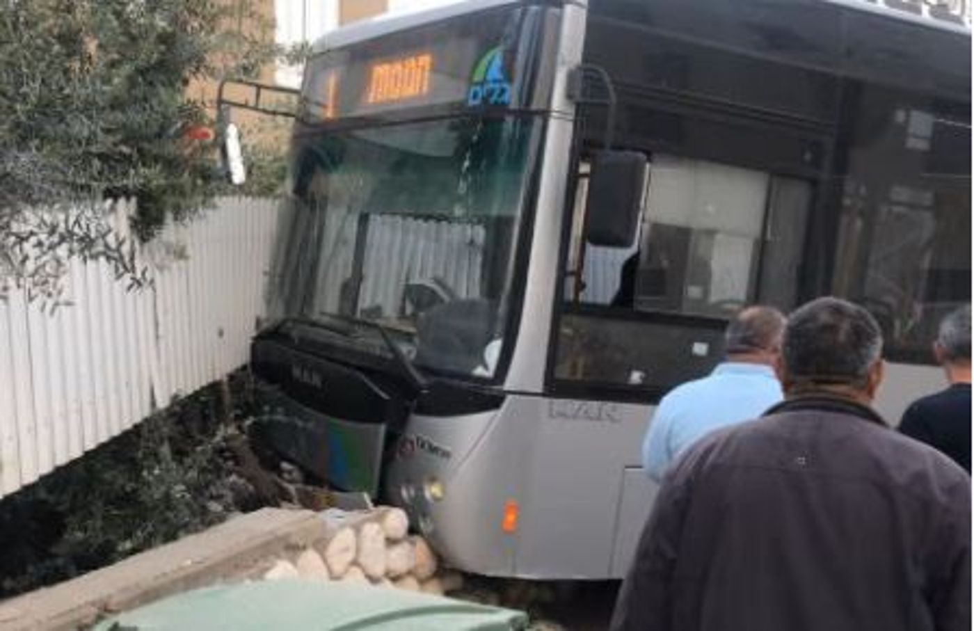 נהג אוטובוס דיבר בטלפון והתנגש בחצר בית. צפו