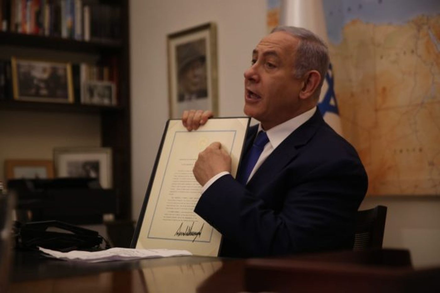 עם דף ההכרה האמריקנית בגולן