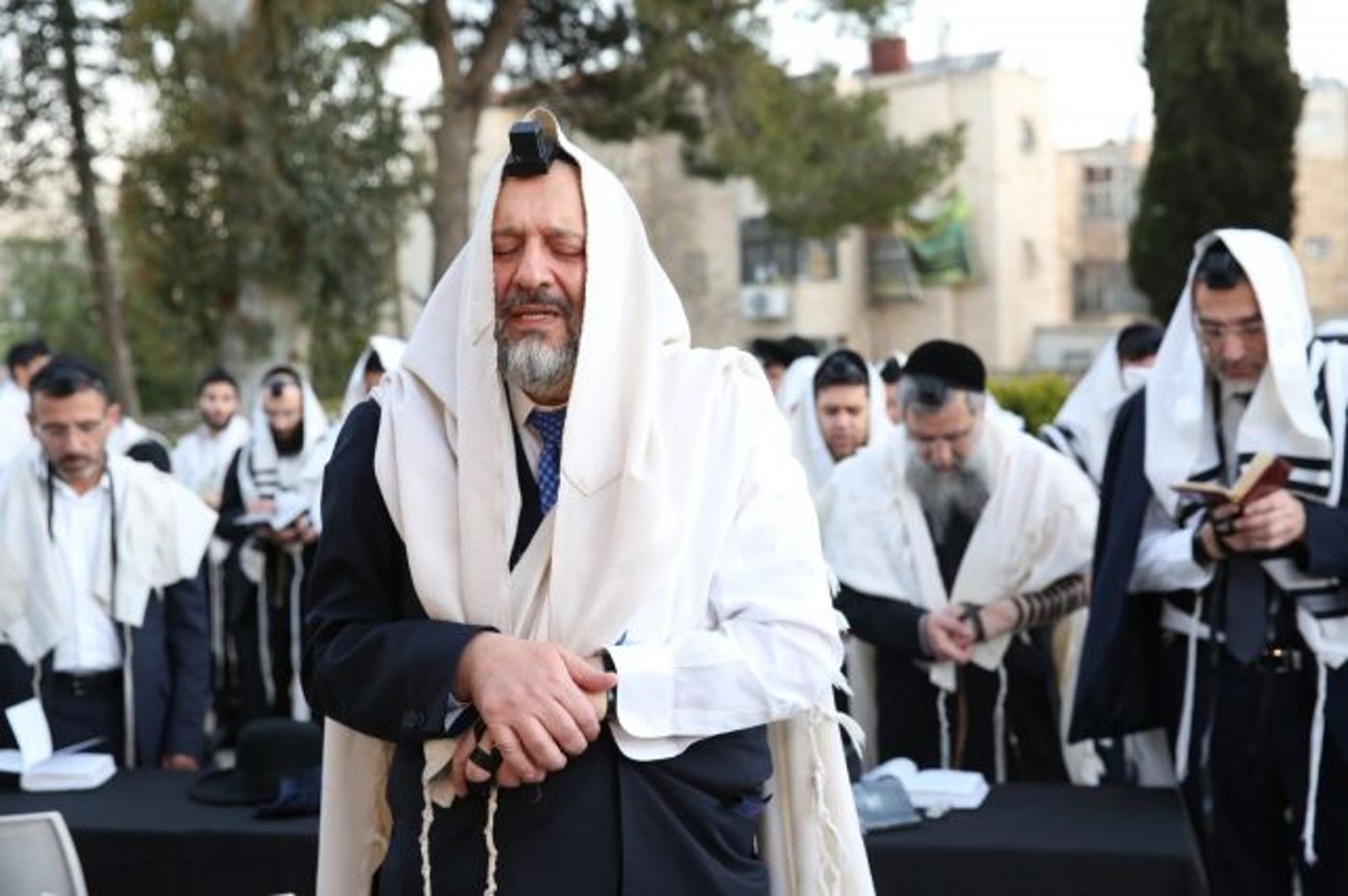 תפילה בקבר הרב עובדיה: "ספרדי צריך להצביע ש"ס"