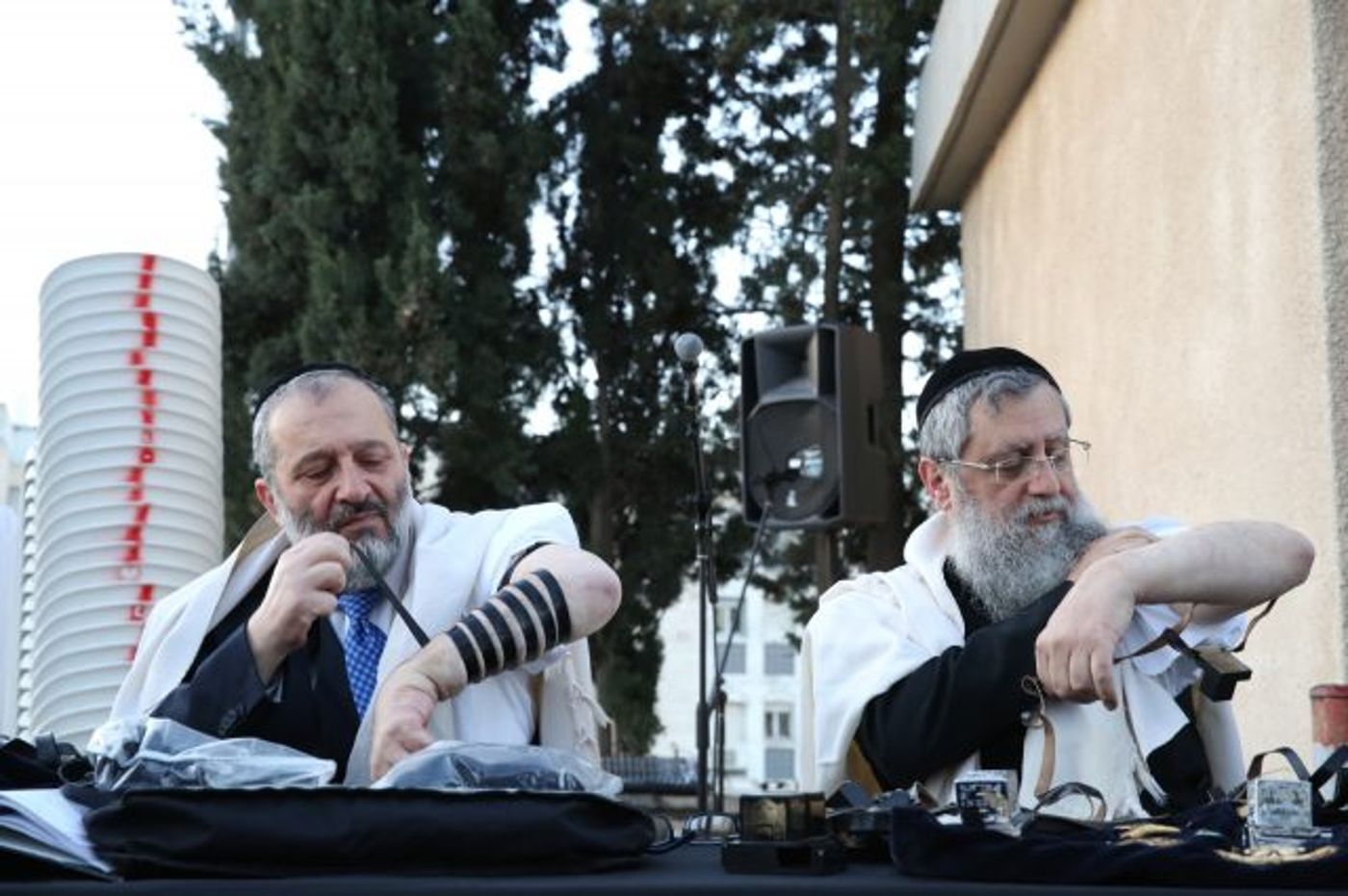 תפילה בקבר הרב עובדיה: "ספרדי צריך להצביע ש"ס"