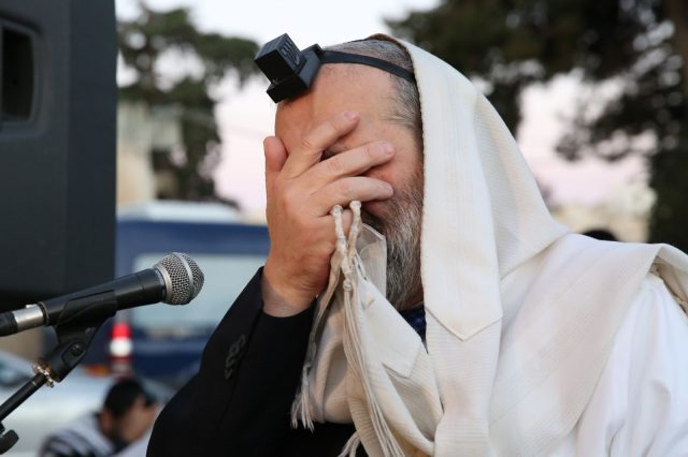 תפילה בקבר הרב עובדיה: "ספרדי צריך להצביע ש"ס"