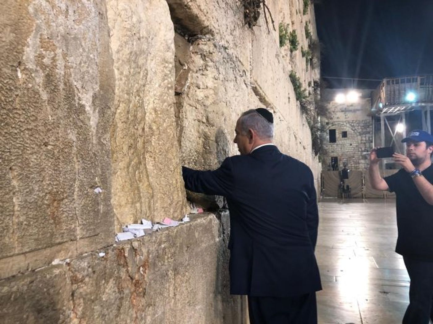 ערב לפני פתיחת הקלפיות רה"מ מבקר בכותל