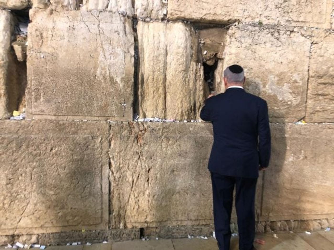 ערב לפני פתיחת הקלפיות רה"מ מבקר בכותל