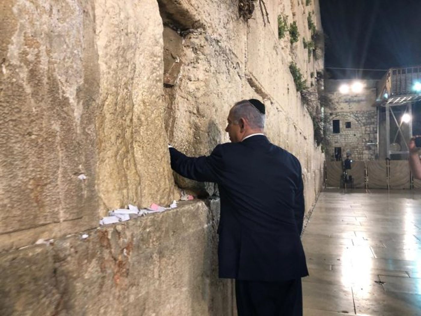 ערב לפני פתיחת הקלפיות רה"מ מבקר בכותל