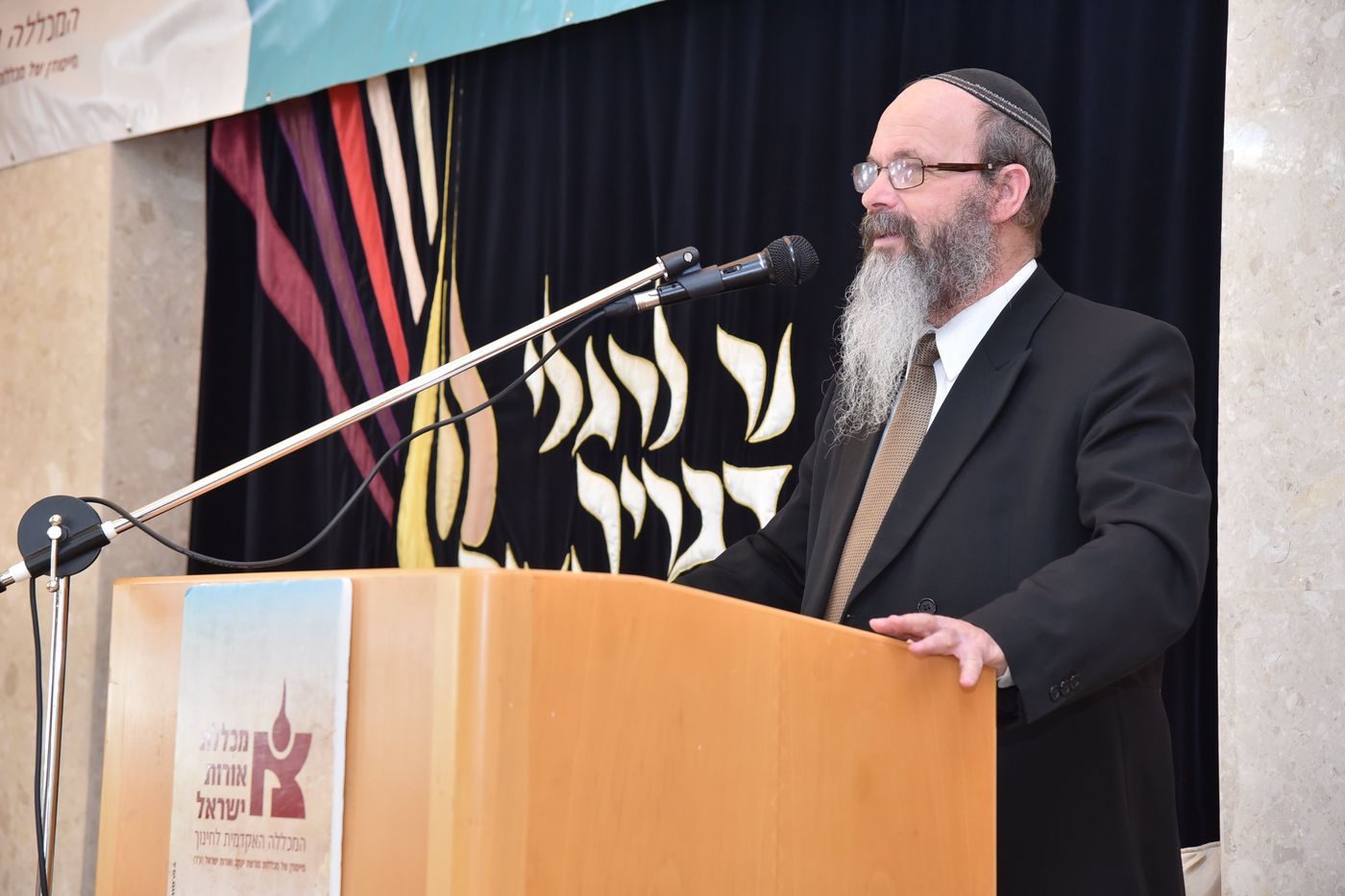 הרב מיכה הלוי מזהיר: "גם היום – חשש חמץ בקטניות"