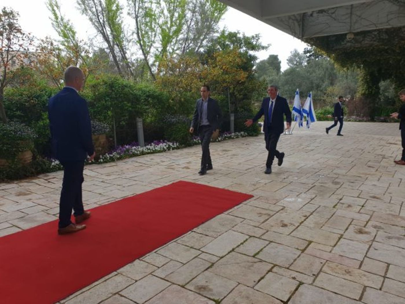 הרב רפי פרץ מגיע (צילומים: עטרה גרמן/ סרוגים)