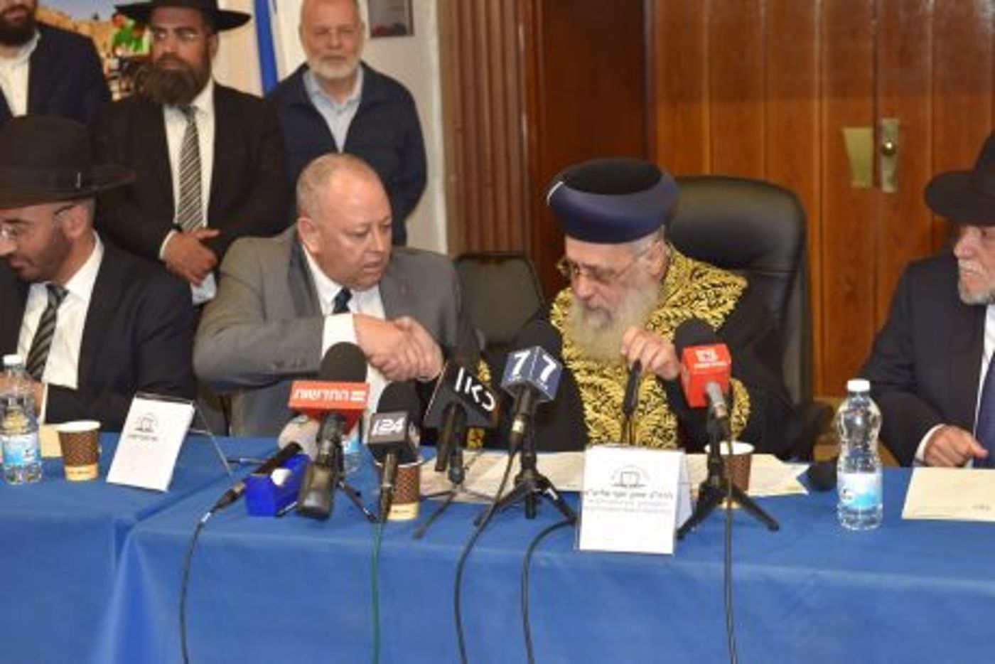 הרבנים הראשיים מכרו את החמץ של המדינה לגוי