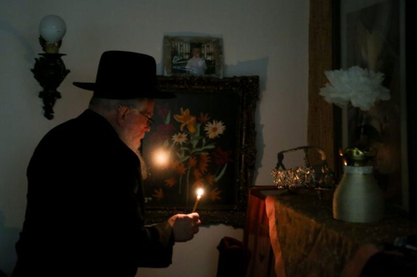 עם נר, נוצה ופתיתי לחם: כך עורכים בדיקת חמץ • גלריה