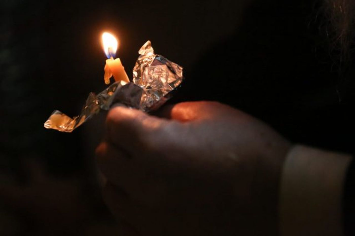 עם נר, נוצה ופתיתי לחם: כך עורכים בדיקת חמץ • גלריה