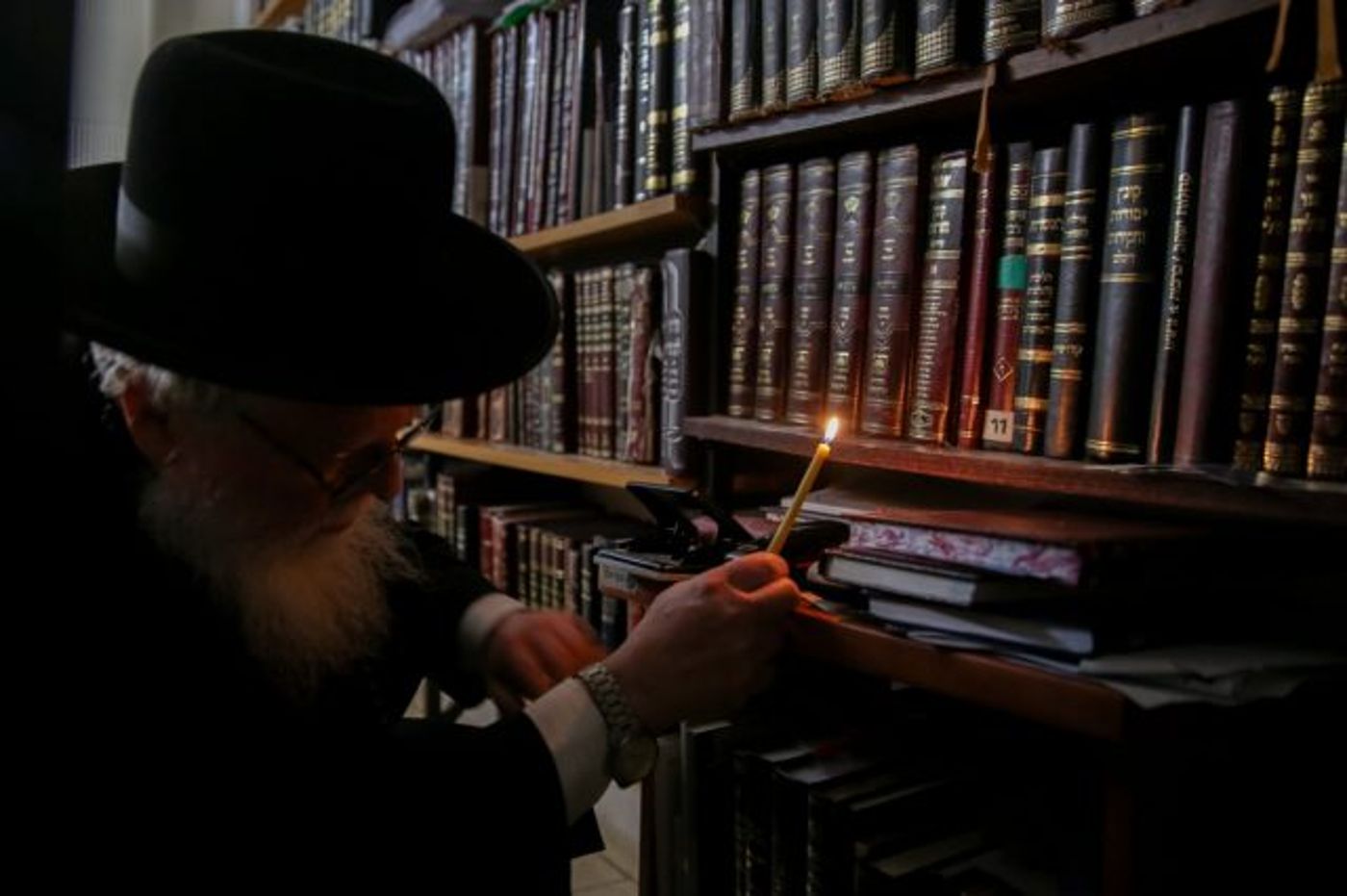 עם נר, נוצה ופתיתי לחם: כך עורכים בדיקת חמץ • גלריה