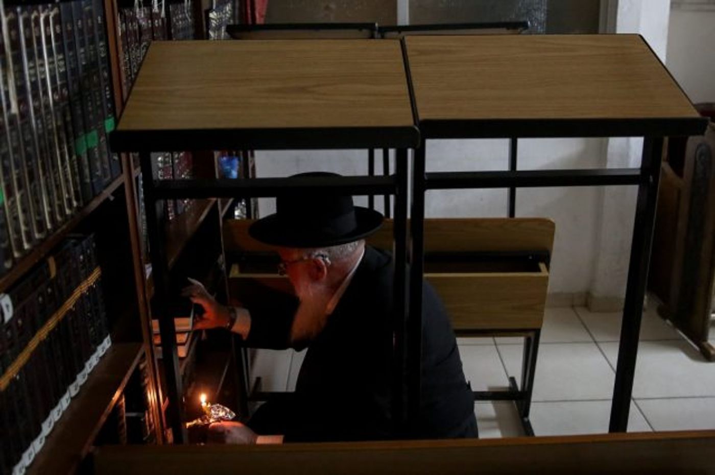 עם נר, נוצה ופתיתי לחם: כך עורכים בדיקת חמץ • גלריה