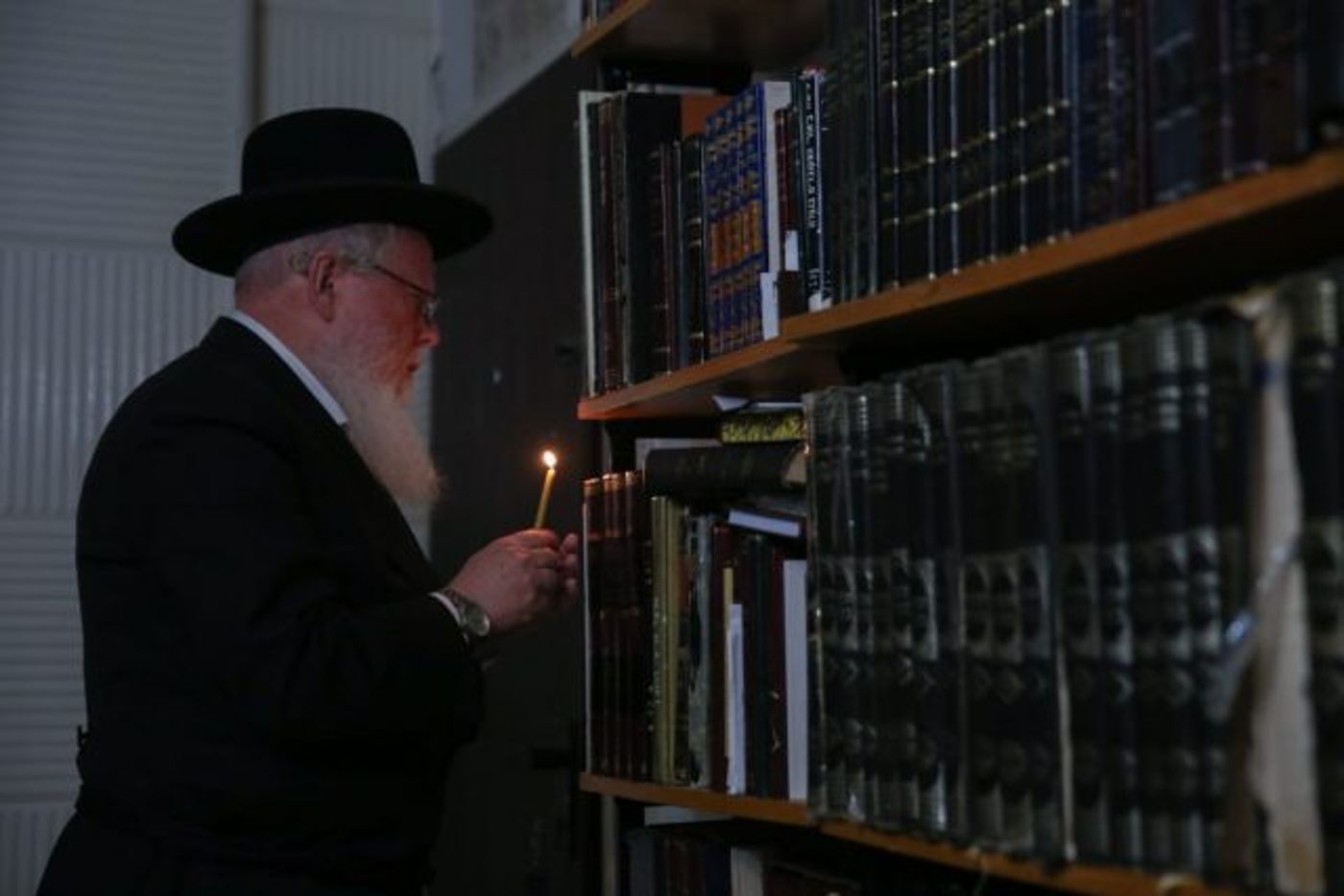 עם נר, נוצה ופתיתי לחם: כך עורכים בדיקת חמץ • גלריה