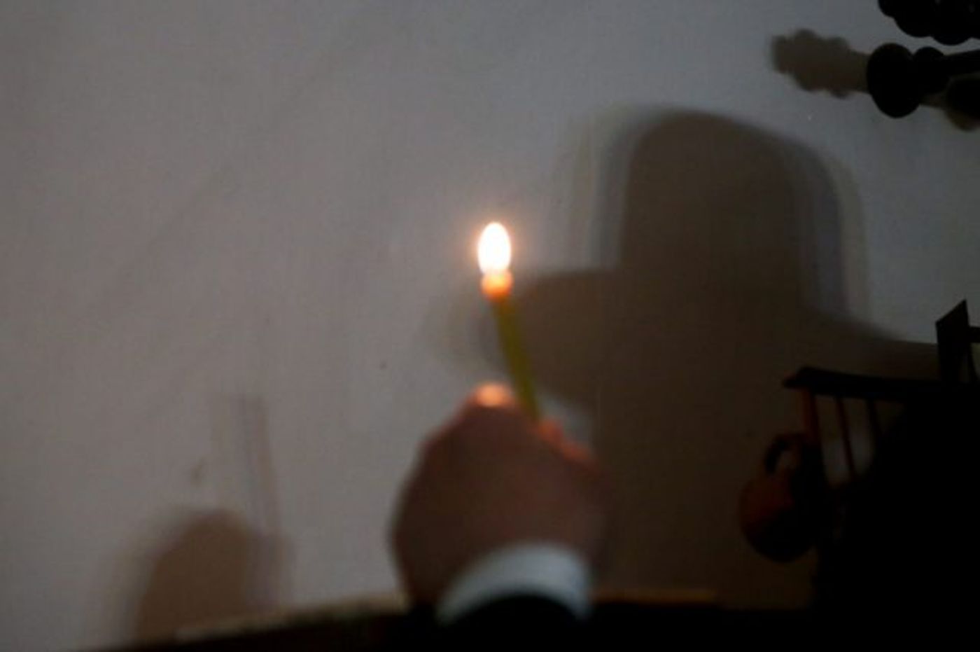 עם נר, נוצה ופתיתי לחם: כך עורכים בדיקת חמץ • גלריה