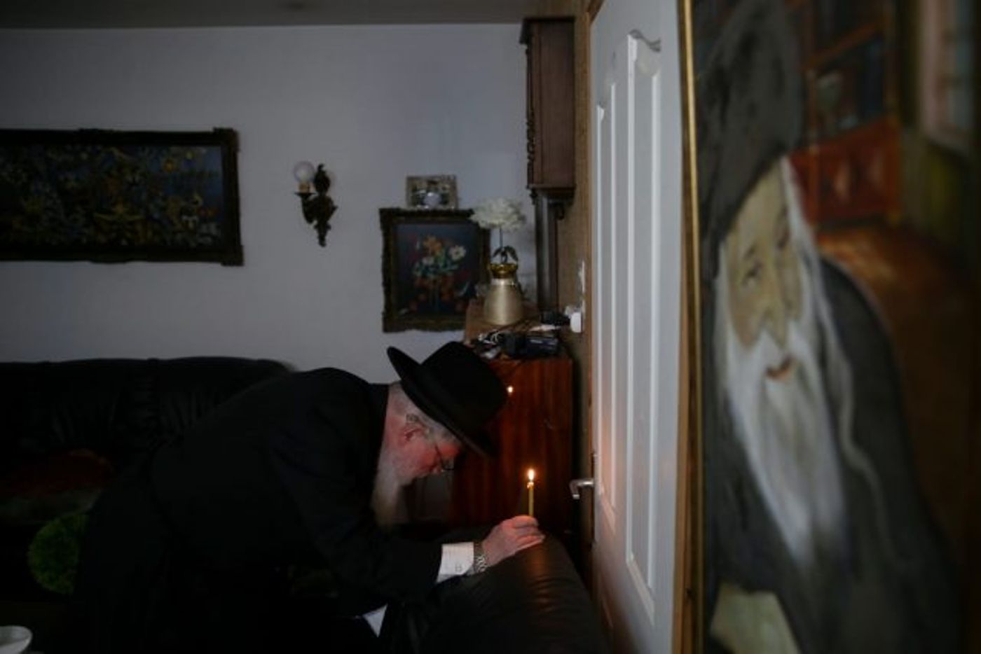 עם נר, נוצה ופתיתי לחם: כך עורכים בדיקת חמץ • גלריה
