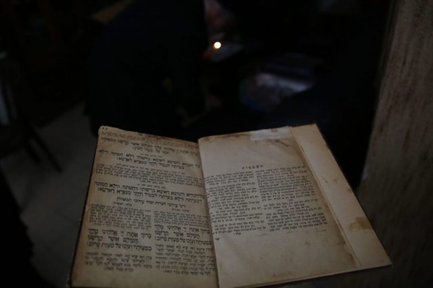 עם נר, נוצה ופתיתי לחם: כך עורכים בדיקת חמץ • גלריה