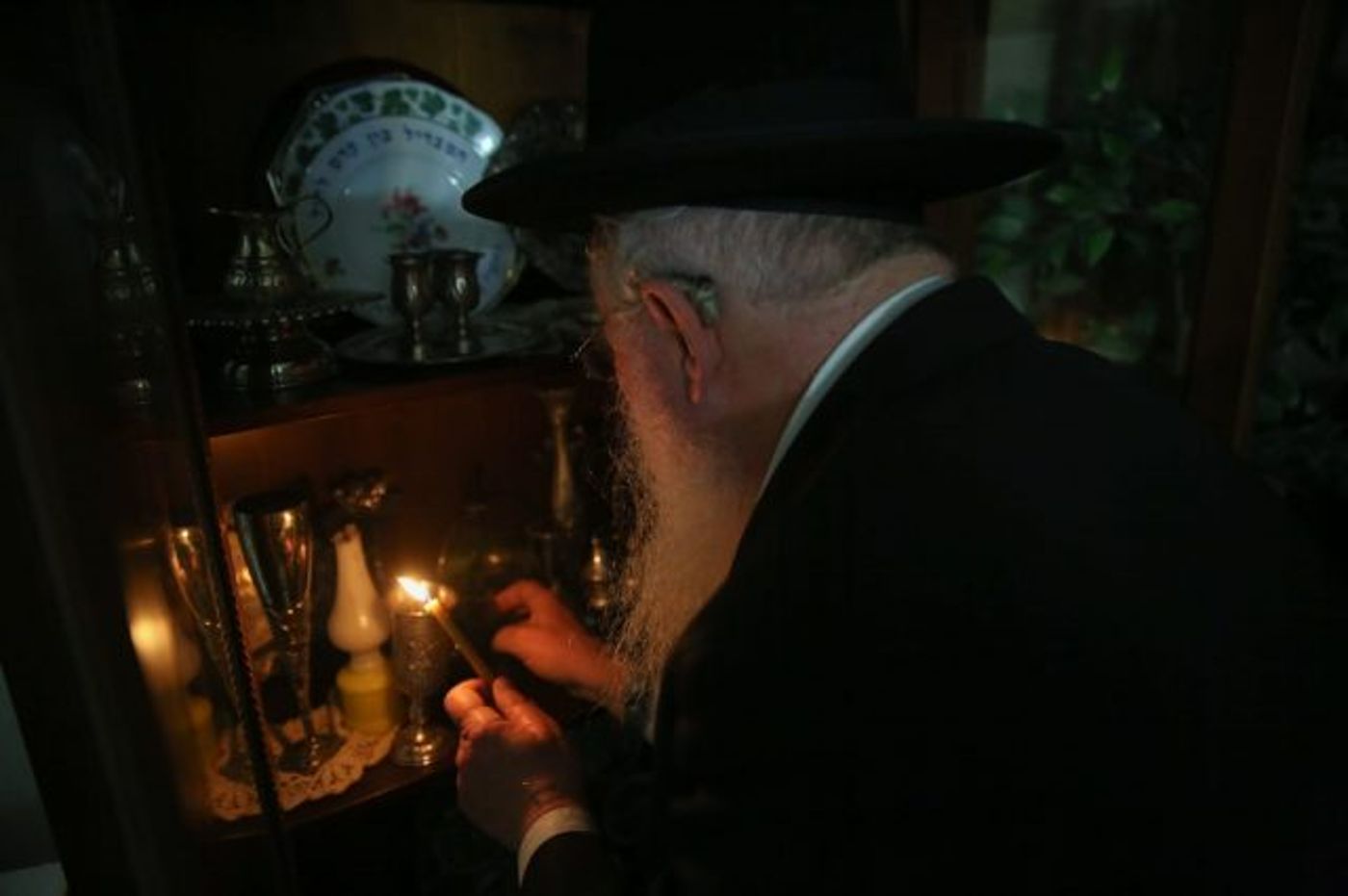 עם נר, נוצה ופתיתי לחם: כך עורכים בדיקת חמץ • גלריה