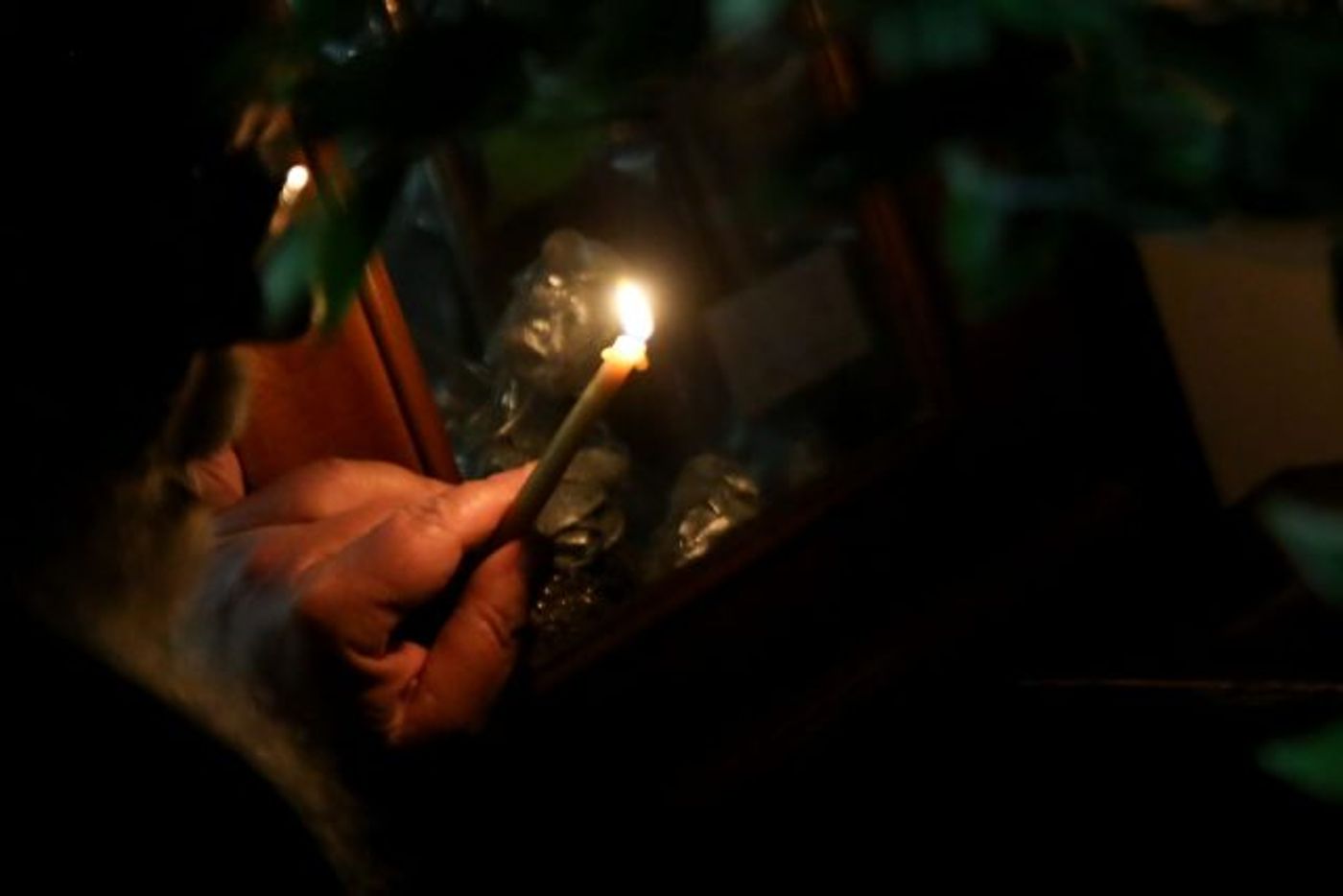 עם נר, נוצה ופתיתי לחם: כך עורכים בדיקת חמץ • גלריה