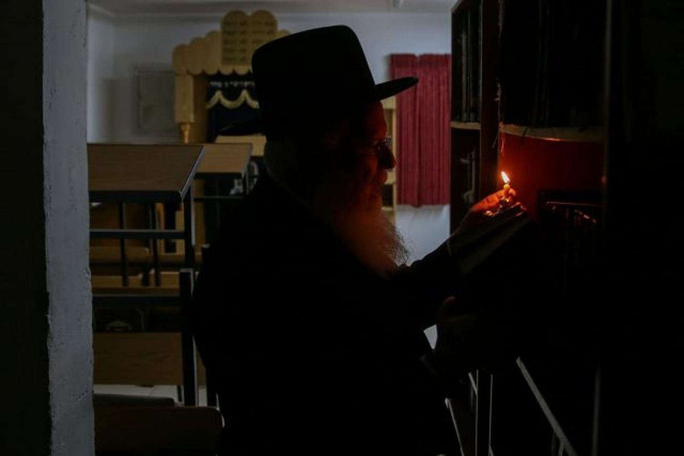 עם נר, נוצה ופתיתי לחם: כך עורכים בדיקת חמץ • גלריה