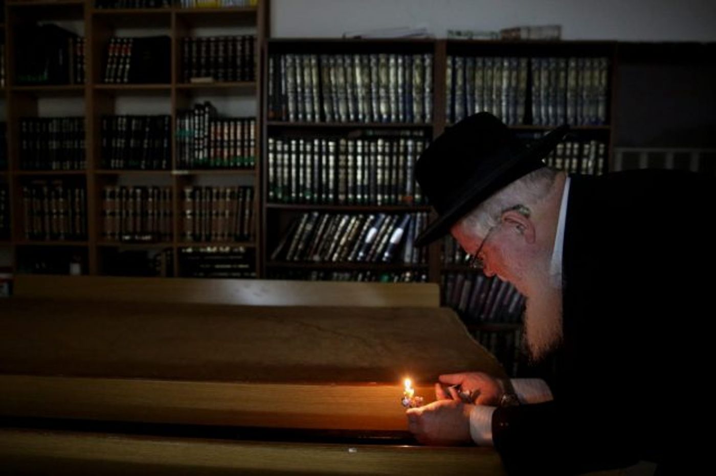 עם נר, נוצה ופתיתי לחם: כך עורכים בדיקת חמץ • גלריה