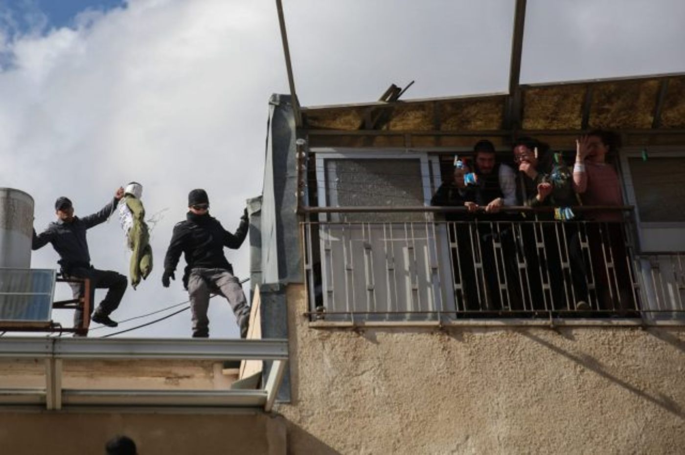 "לעילוי נשמת המן": חרדים קיצונים תלו בובת חייל צה"ל