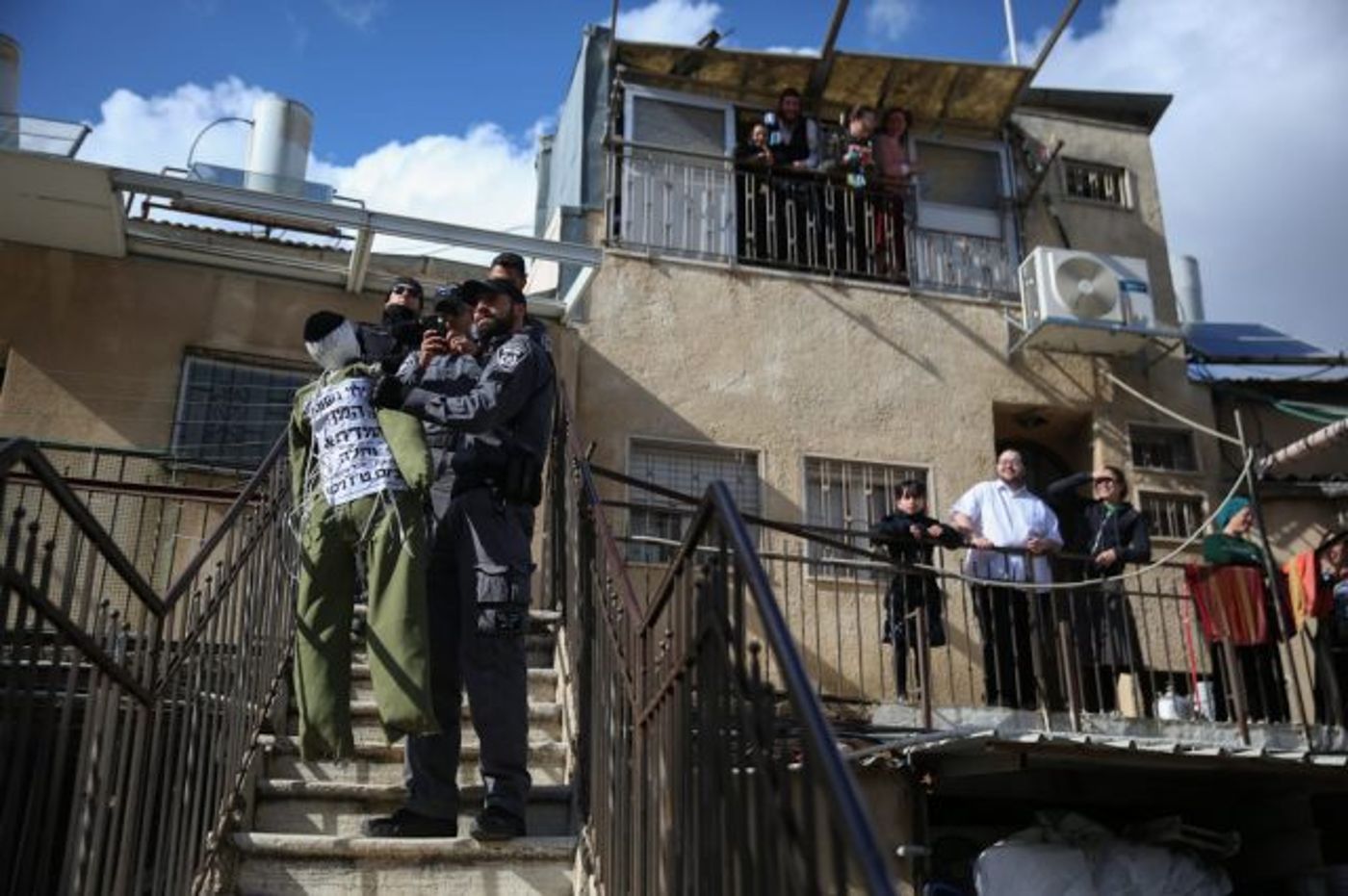 תיעוד: ‏חייל חולץ מתקיפת חרדים קיצוניים בירושלים