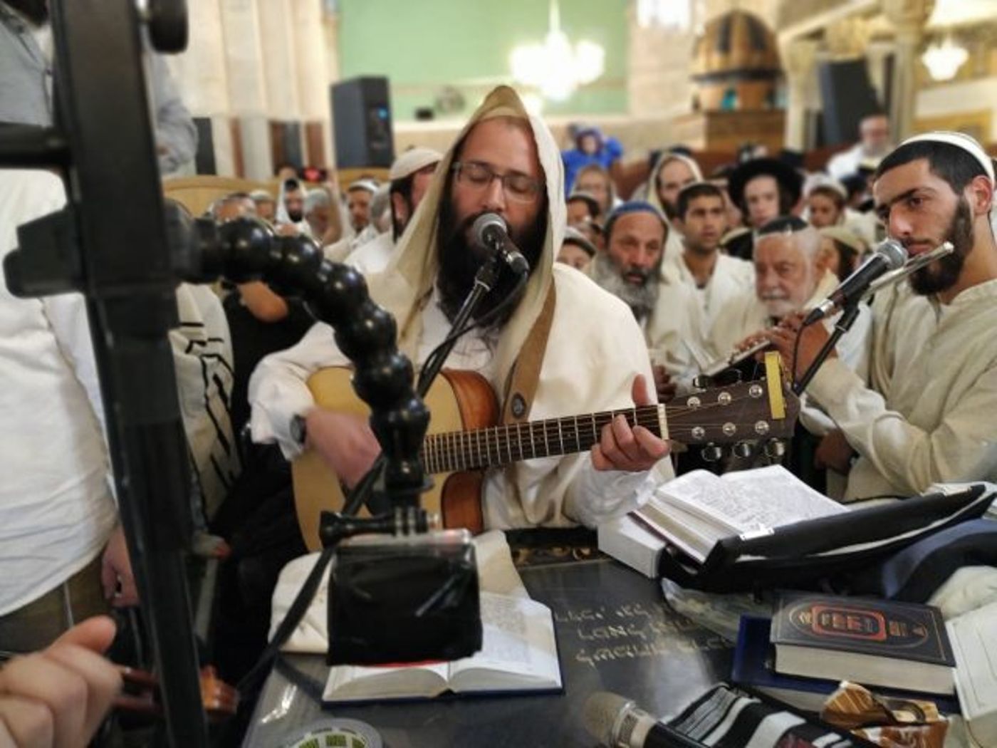 בשירה וריקודים: אלפים בתפילת הלל במערת המכפלה
