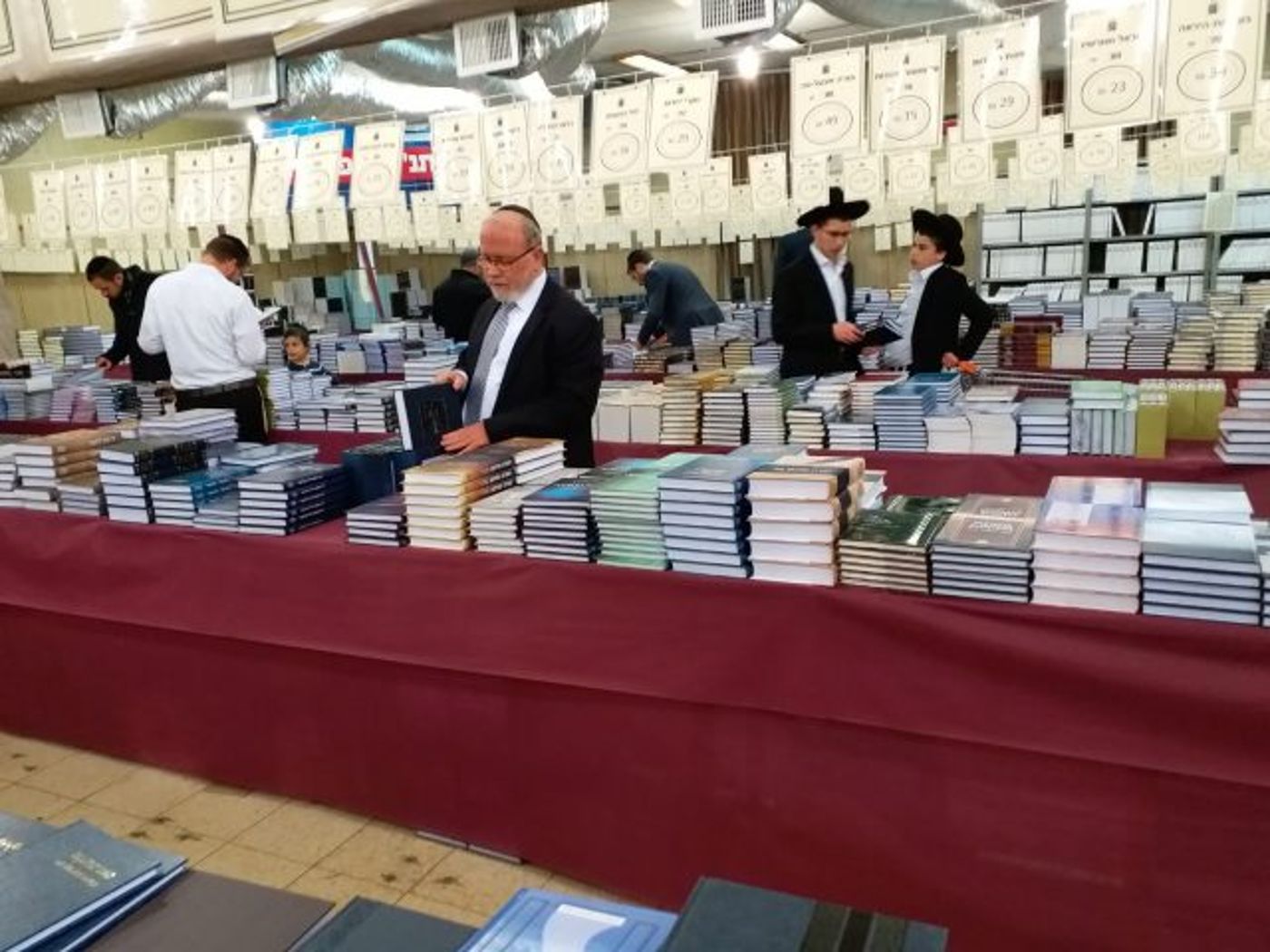 הנה הוא חוזר: יריד הספרים של מוסד הרב קוק