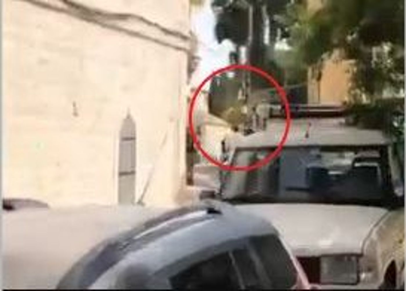 תיעוד: ‏חייל חולץ מתקיפת חרדים קיצוניים בירושלים