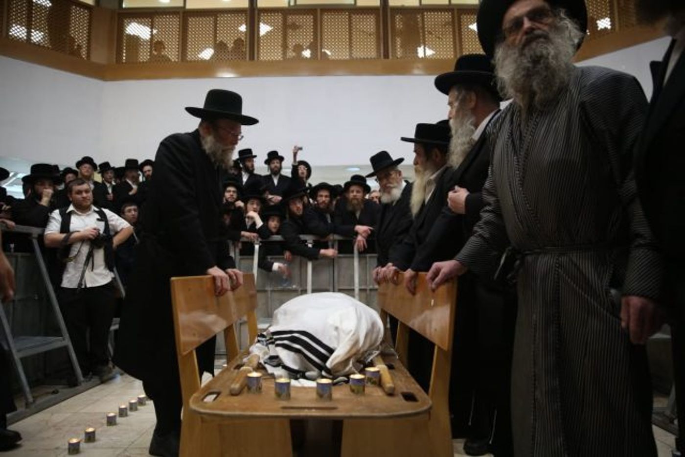 הלווית האדמו"ר מקאליב, נכדו מונה ליורשו