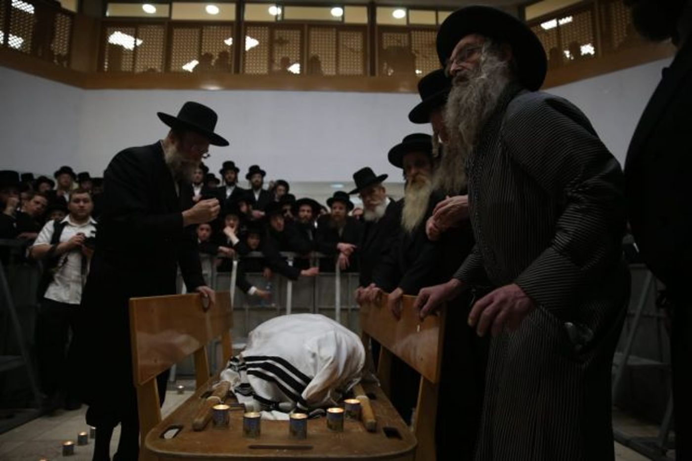 הלווית האדמו"ר מקאליב, נכדו מונה ליורשו